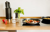 Schwarze KYOCERA Keramikpfanne mit glatter Oberfläche, ideal für gesundes Kochen und gleichmäßige Hitzeverteilung