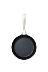Schwarze KYOCERA Keramikpfanne mit langlebiger Beschichtung, ideal zum Braten und Kochen.
