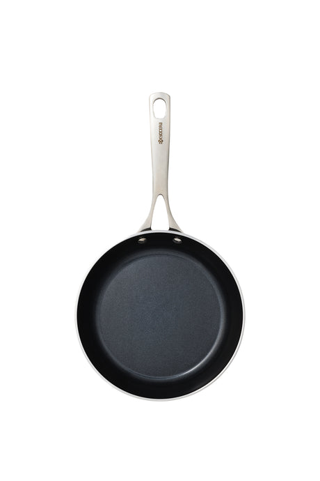 Schwarze KYOCERA Keramikpfanne mit langlebiger Beschichtung, ideal zum Braten und Kochen.