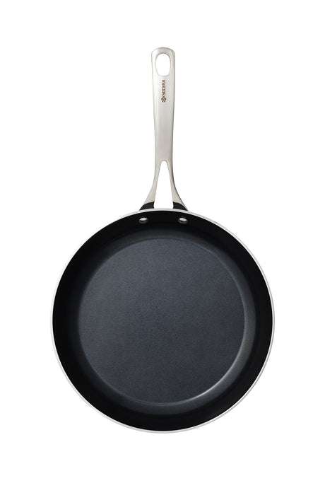 Schwarze KYOCERA Keramikpfanne aus Keramik mit schwarzem Griff, ideal für gesunde Kochmethoden und gleichmäßige Hitzeverteilung
