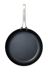 Schwarze KYOCERA Keramikpfanne mit glatter Oberfläche und ergonomischem Griff.