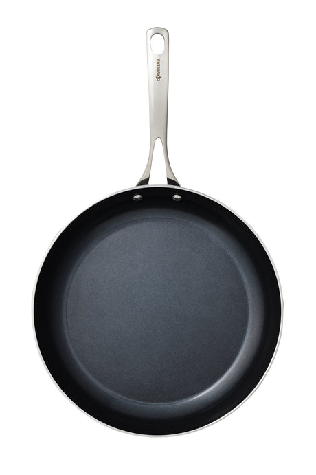 Schwarze KYOCERA Keramikpfanne mit glatter Oberfläche und ergonomischem Griff.