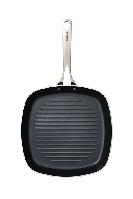 Schwarze KYOCERA Keramikpfanne, langlebige CERAMIC-Qualität, mit antihaftbeschichteter Oberfläche, für gesunde Zubereitung.