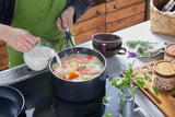 Schwarzer KYOCERA Keramiktopf für Kochen, hochwertiges Kochgeschirr mit langlebiger Keramikbeschichtung.