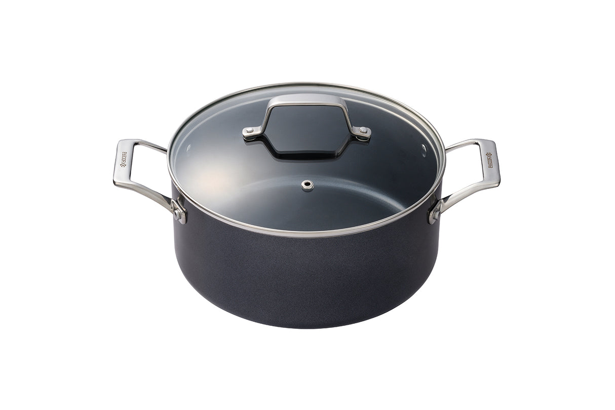 Schwarzer KYOCERA Keramik-Kochtopf aus langlebigem Material, ideal für gesundes Kochen in der Küche.