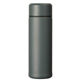 Graue KYOCERA Isolierflasche SLIM MUG mit schlankem Design und doppelter Isolierung für heiße und kalte Getränke.