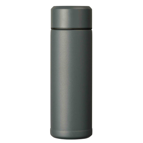 Graue KYOCERA Isolierflasche SLIM MUG mit schlankem Design und doppelter Isolierung für heiße und kalte Getränke.