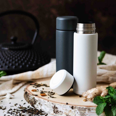 KYOCERA Isolierflasche SLIM MUG in Grau, langlebige Edelstahlflasche mit isolierenden Eigenschaften, ideal für heiße und kalte Getränke.