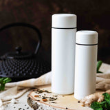 Weiße KYOCERA Isolierflasche Slim Mug aus Edelstahl, langlebig und isolierend, ideal für Getränke unterwegs