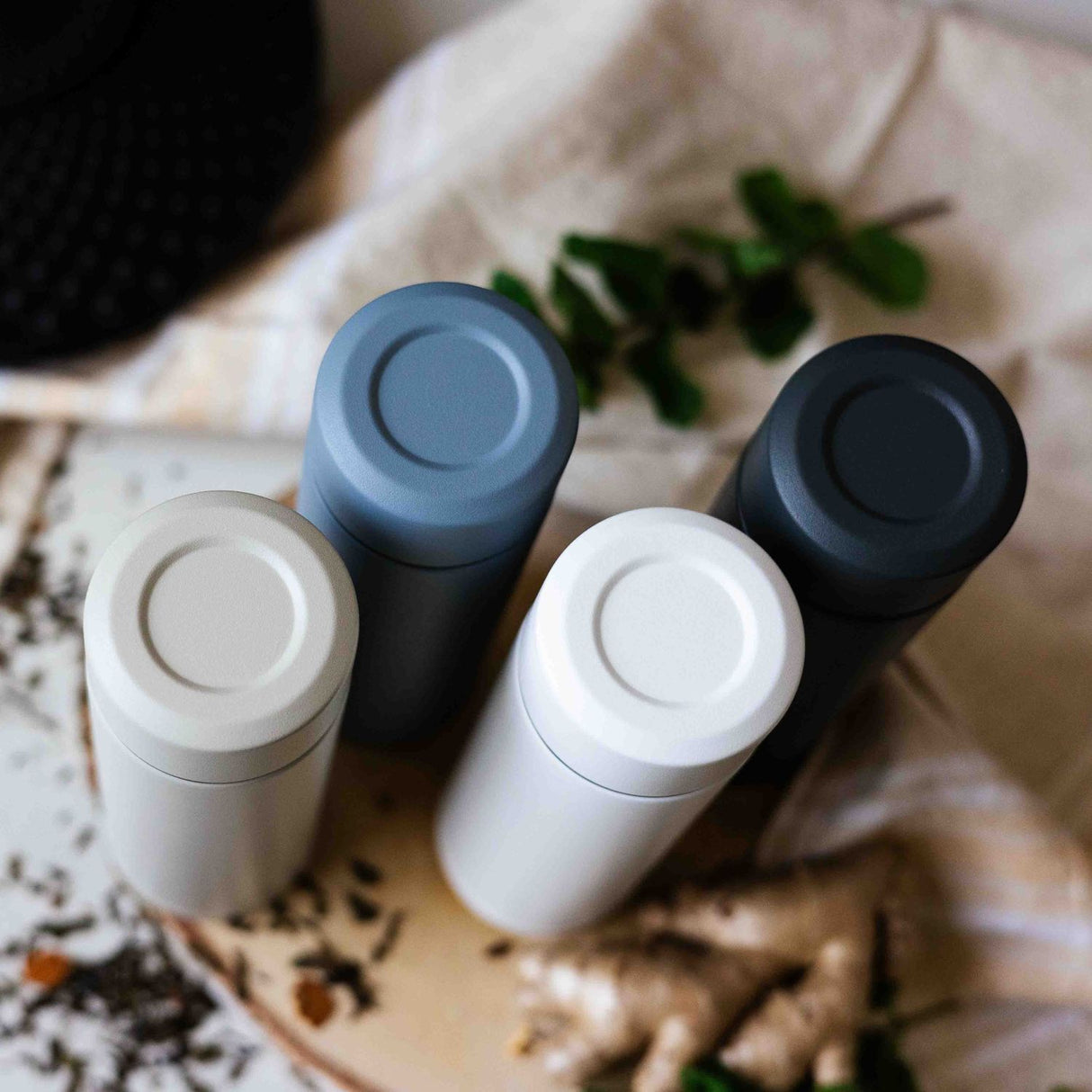 Weiße KYOCERA Isolierflasche Slim Mug aus Edelstahl, mit schlankem Design und deckel, ideal für unterwegs