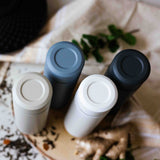 Weiße KYOCERA Isolierflasche Slim Mug aus Edelstahl, mit schlankem Design und deckel, ideal für unterwegs