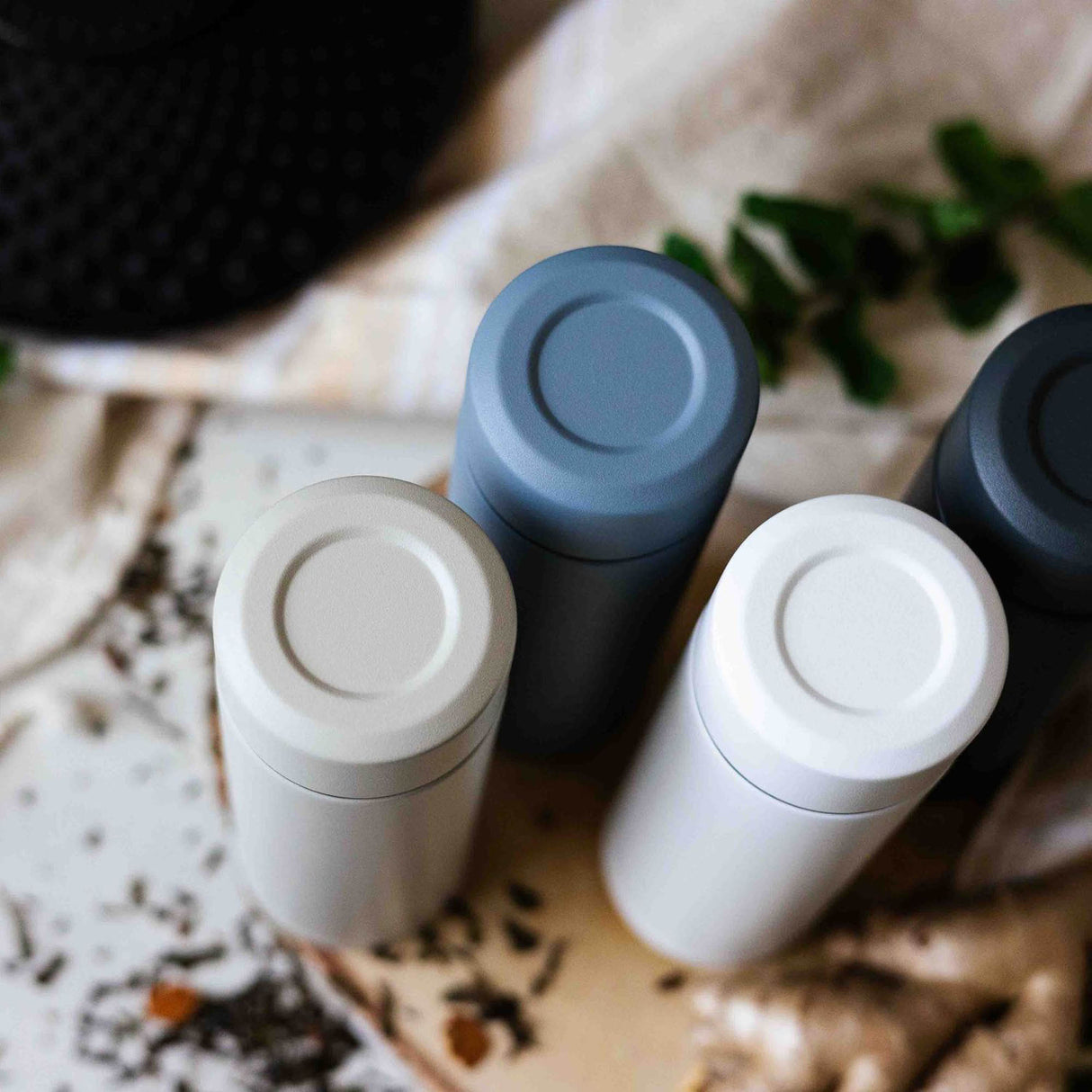Weiße KYOCERA Isolierflasche SLIM MUG aus Edelstahl, schlankes Design, ideal für heiße und kalte Getränke.