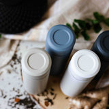 Weiße KYOCERA Isolierflasche SLIM MUG aus Edelstahl, schlankes Design, ideal für heiße und kalte Getränke.