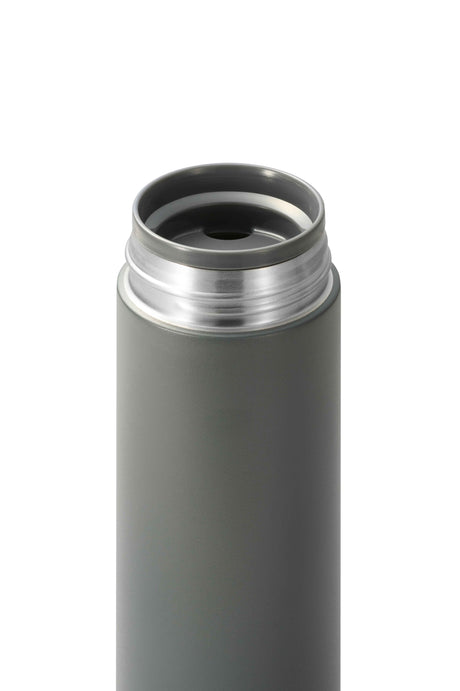KYOCERA Isolierflasche Slim Mug in Grau, aus langlebigem Material, mit schlankem Design und auslaufsicherem Verschluss.