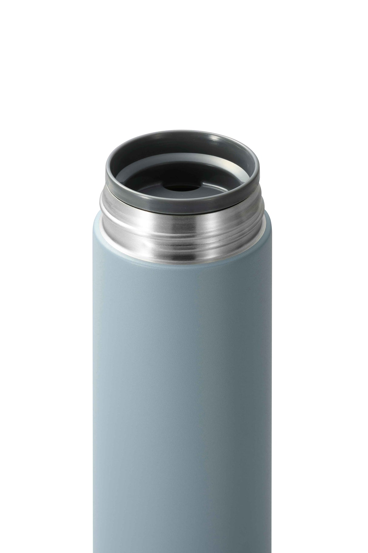 Weiße KYOCERA Isolierflasche Slim Mug mit Edelstahlverschluss und schlankem Design, ideal für heiße und kalte Getränke.