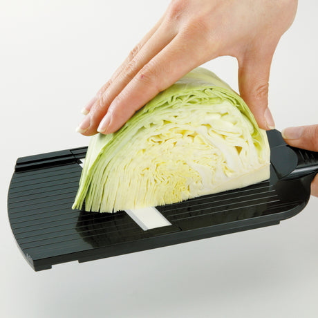 KYOCERA Keramik-Hobel, 4-stufig, schwarz, scharfe Schneide für präzises Schneiden und Zerkleinern.