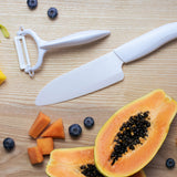 Grüner KYOCERA Schäler mit doppelseitigem Schliff, ideal zum Schälen von Gemüse und Obst, hochwertige Küchenmesser.