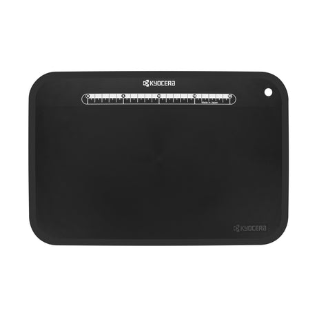 Flexible schwarze Schneidunterlage von KYOCERA, 37 x 25 cm, ideal für Schneidearbeiten in der Küche.