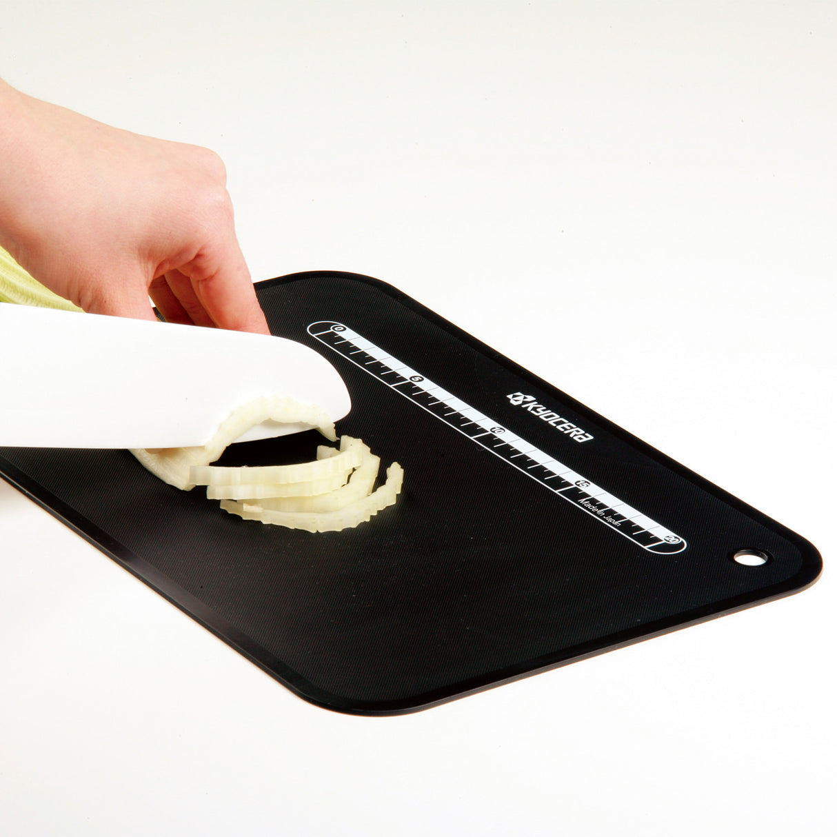 Flexibele schwarze KYOCERA Schneidunterlage, 37 x 25 cm, ideal zum Schneiden und Schutz der Arbeitsfläche.