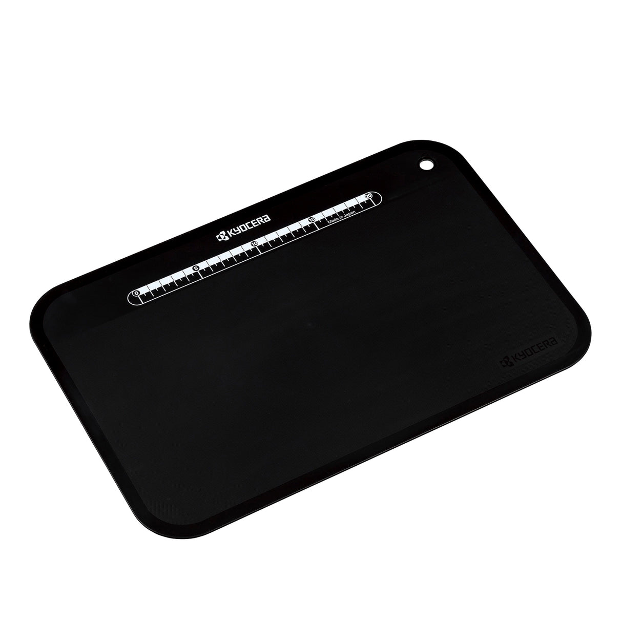 Flexible, schwarze KYOCERA Schneidunterlage, 37 x 25 cm, ideal zum Schneiden und Zubereiten in der Küche.