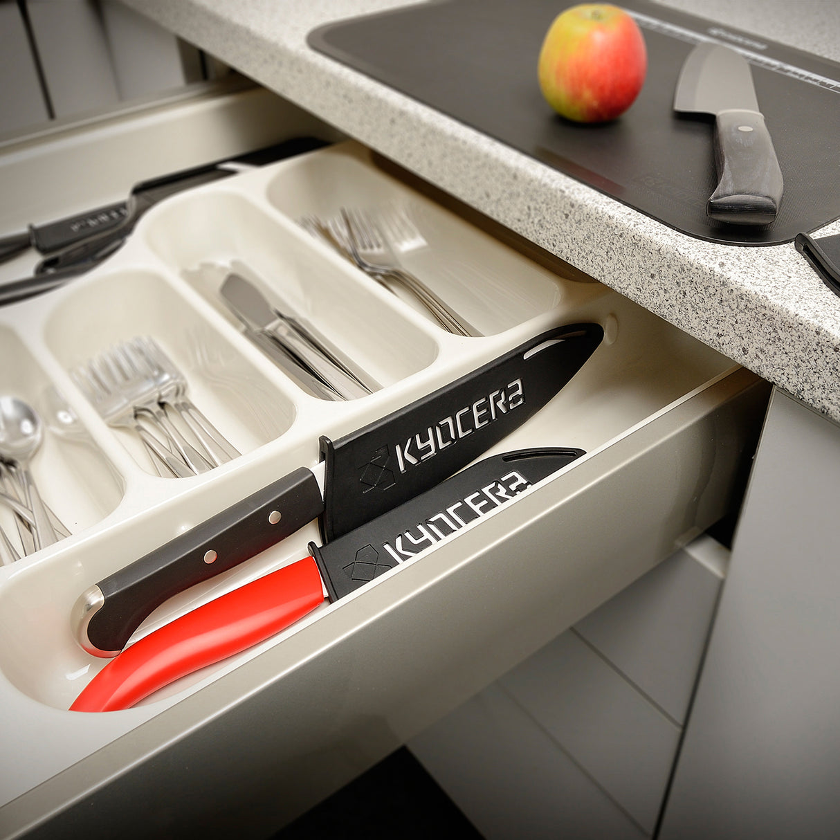 Schwarzer Klingenschutz von KYOCERA, geeignet für Messer bis 11 cm, schützt die Klinge beim Lagern und Transport.
