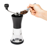Schwarze KYOCERA Keramik-Kaffeemühle mit Deckel, Nahaufnahme der handlichen Kaffeemühle aus Keramikmaterial