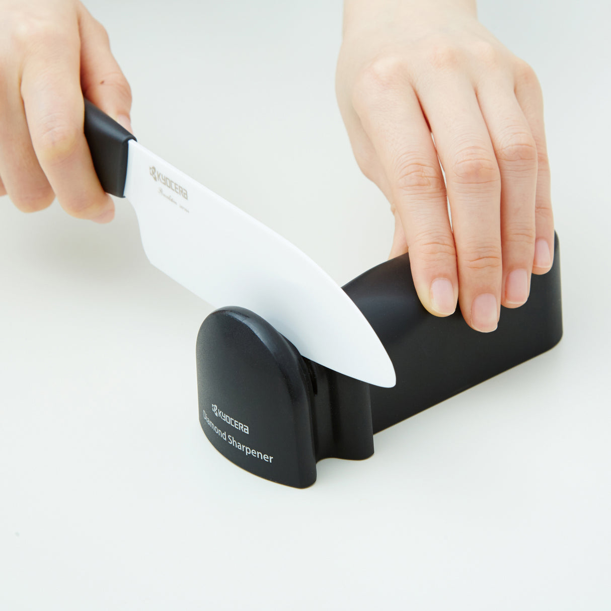 Schwarzer KYOCERA Messerschärfer aus Kunststoff mit Diamantbeschichtung für scharfe Messer.