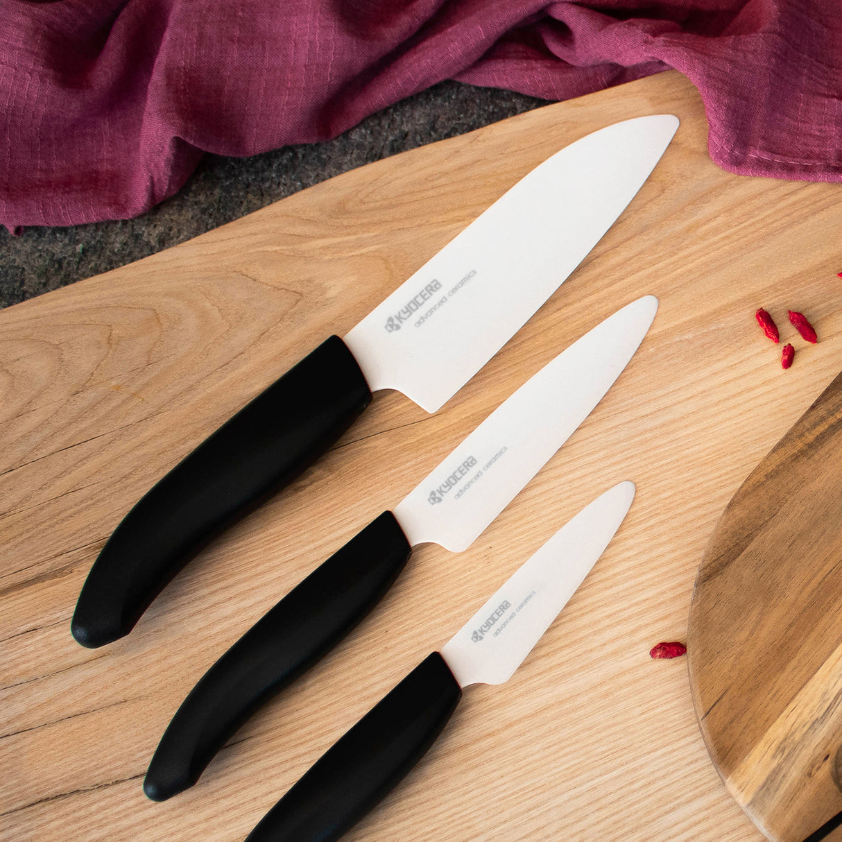 Schwarzes KYOCERA Keramikmesser GEN NATURE mit schwarzem Griff auf hellem Hintergrund, scharf und hochwertig verarbeitet.
