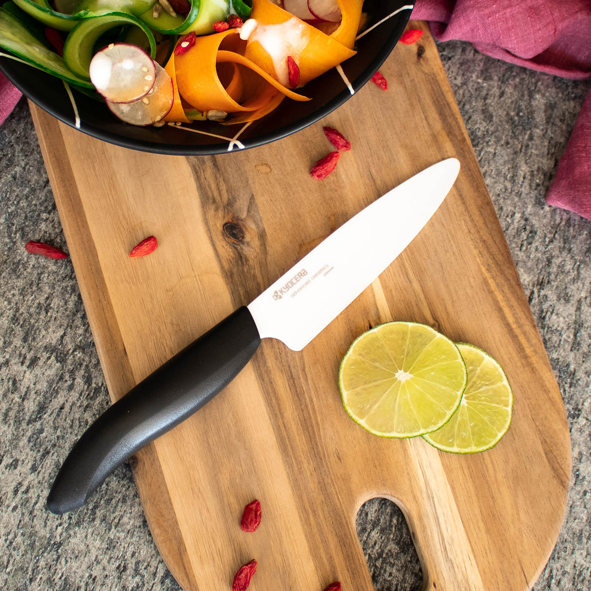 Schwarzes KYOCERA Keramikmesser GEN NATURE mit scharfer Klinge, ideal für präzises Schneiden in der Küche