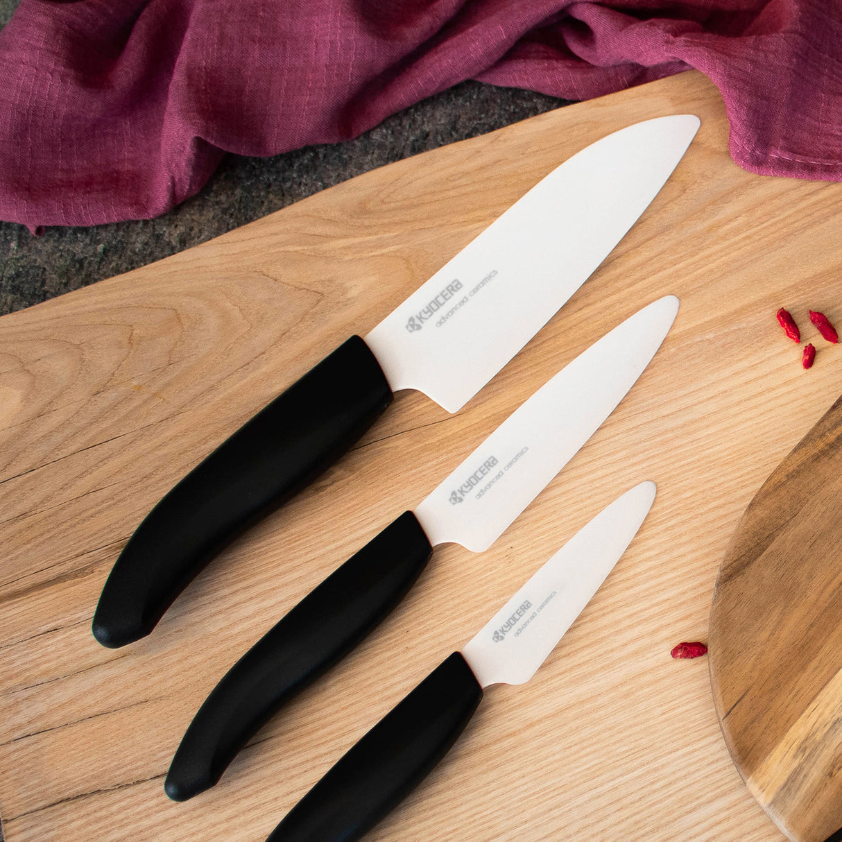 Schwarzes Keramikmesser von KYOCERA, GEN NATURE Serie, mit schmaler Klinge für präzises Schneiden und langlebige Qualität
