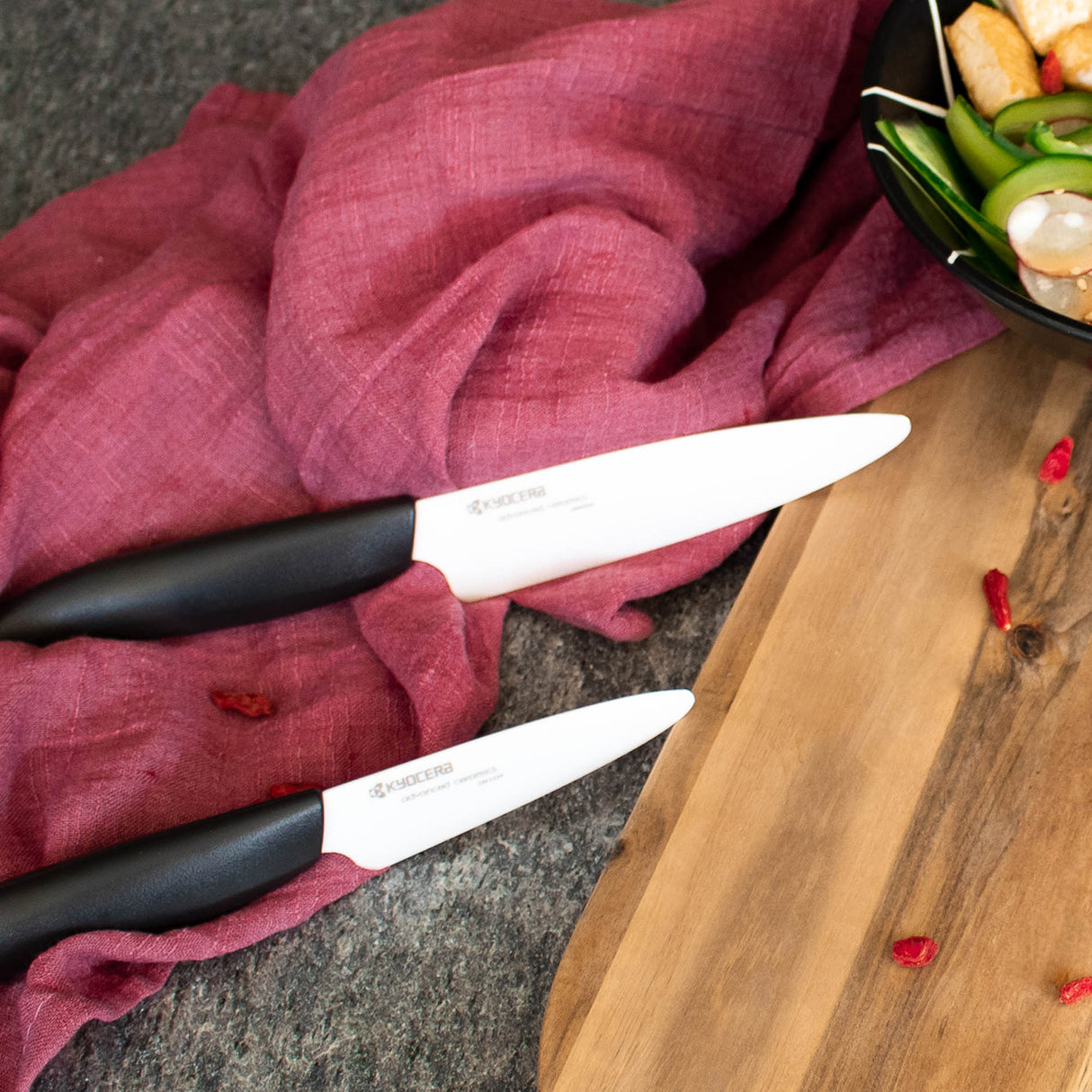 Schwarzes KYOCERA Keramikmesser GEN NATURE mit schmaler Klinge, ideal zum Schneiden von Obst und Gemüse.