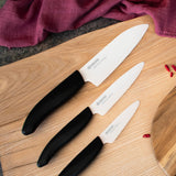 Schwarzes KYOCERA Keramikmesser GEN NATURE mit schwarzem Griff, scharfe Klinge für präzises Schneiden.