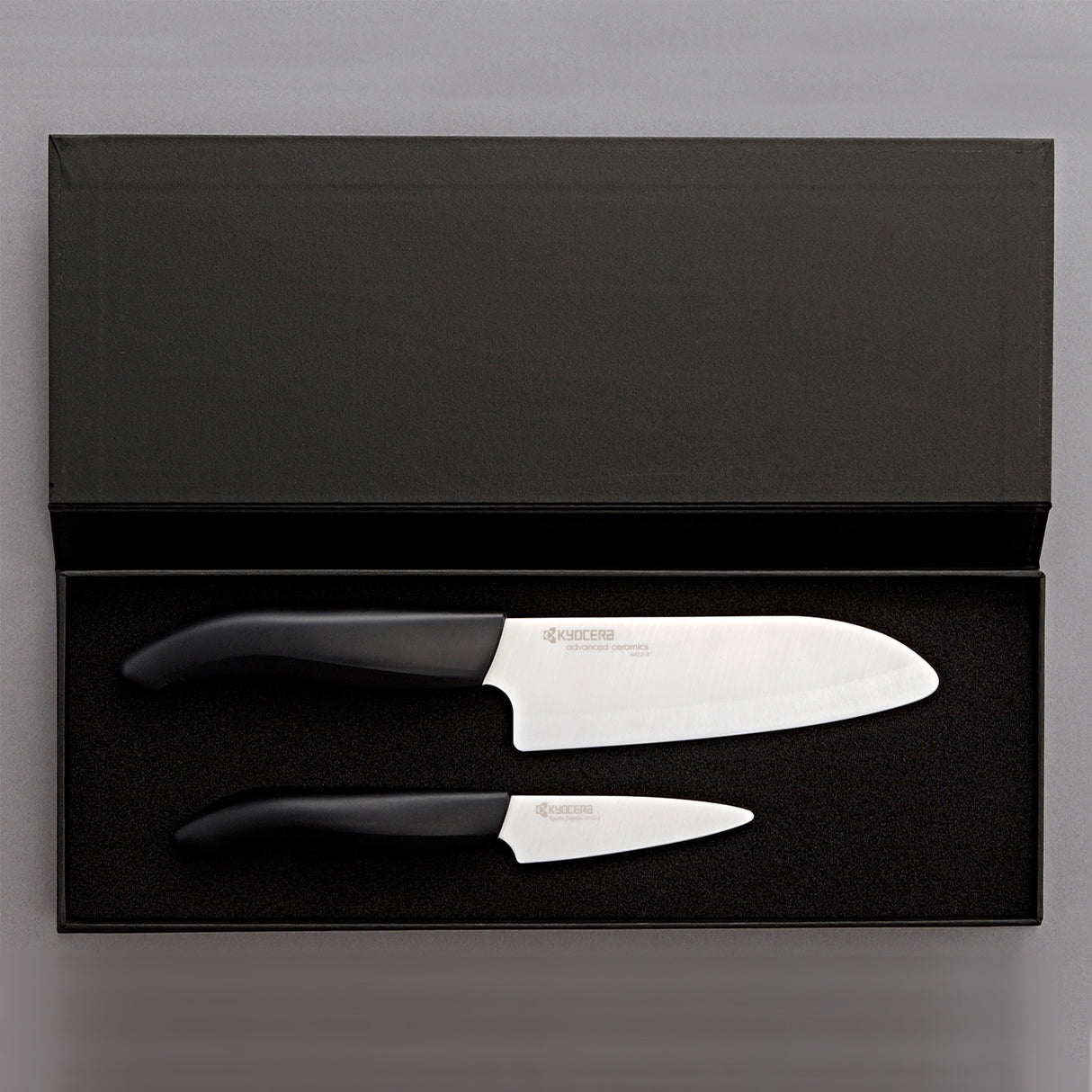 Kyocera Keramik-Schäl- und Santokumesser Set, scharfe Küchenmesser aus Keramik mit ergonomischen Griffen.