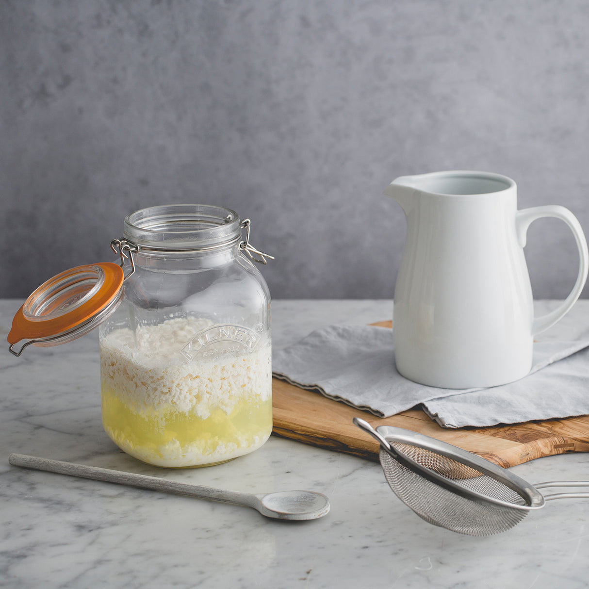 KILNER Einkochglas Clip Square in klarer Glasoptik, ideal zum Einkochen und Lagern von Lebensmitteln, rechteckiges Design