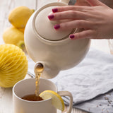 Cremefarbene Teekanne von PRICE & KENSINGTON, elegant Design, aus Keramik, für Tee-Genuss.