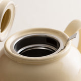 Kleine cremefarbene Teekanne von PRICE & KENSINGTON aus Keramik, elegante Teekanne für Teezeremonien.