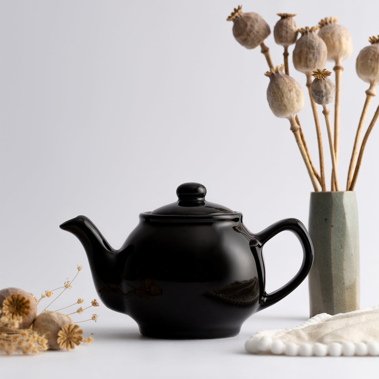 Schwarze PRICE & KENSINGTON Teekanne aus Keramik mit elegantem Design, perfekt für Teezeremonien und Teeliebhaber.