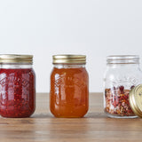 Klare KILNER Einkochgläser mit Schraubverschluss, ideal zum Einmachen und Aufbewahren von Lebensmitteln.