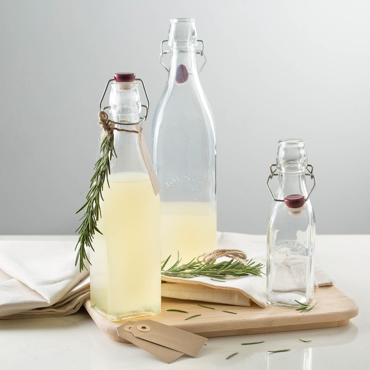 KILNER Einkochflasche CLIP SQUARE aus klarem Glas, robuste Verschlusskappe, ideal für Einmachen und Aufbewahrung.