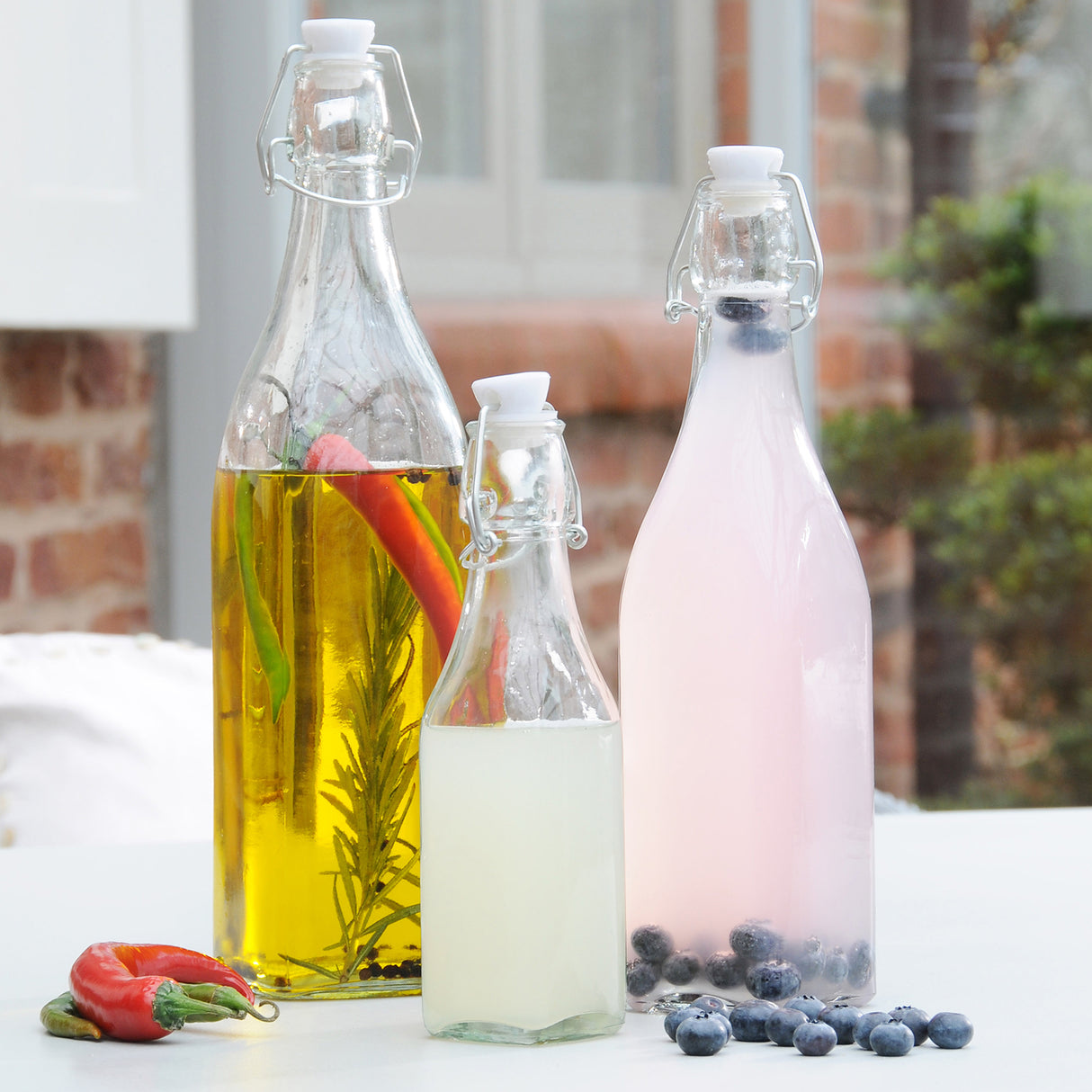 Klare KILNER Einkochflasche Clip Square mit Schraubverschluss, ideal für Marmeladen und Einmachgläser, auf weißem Hintergrund.