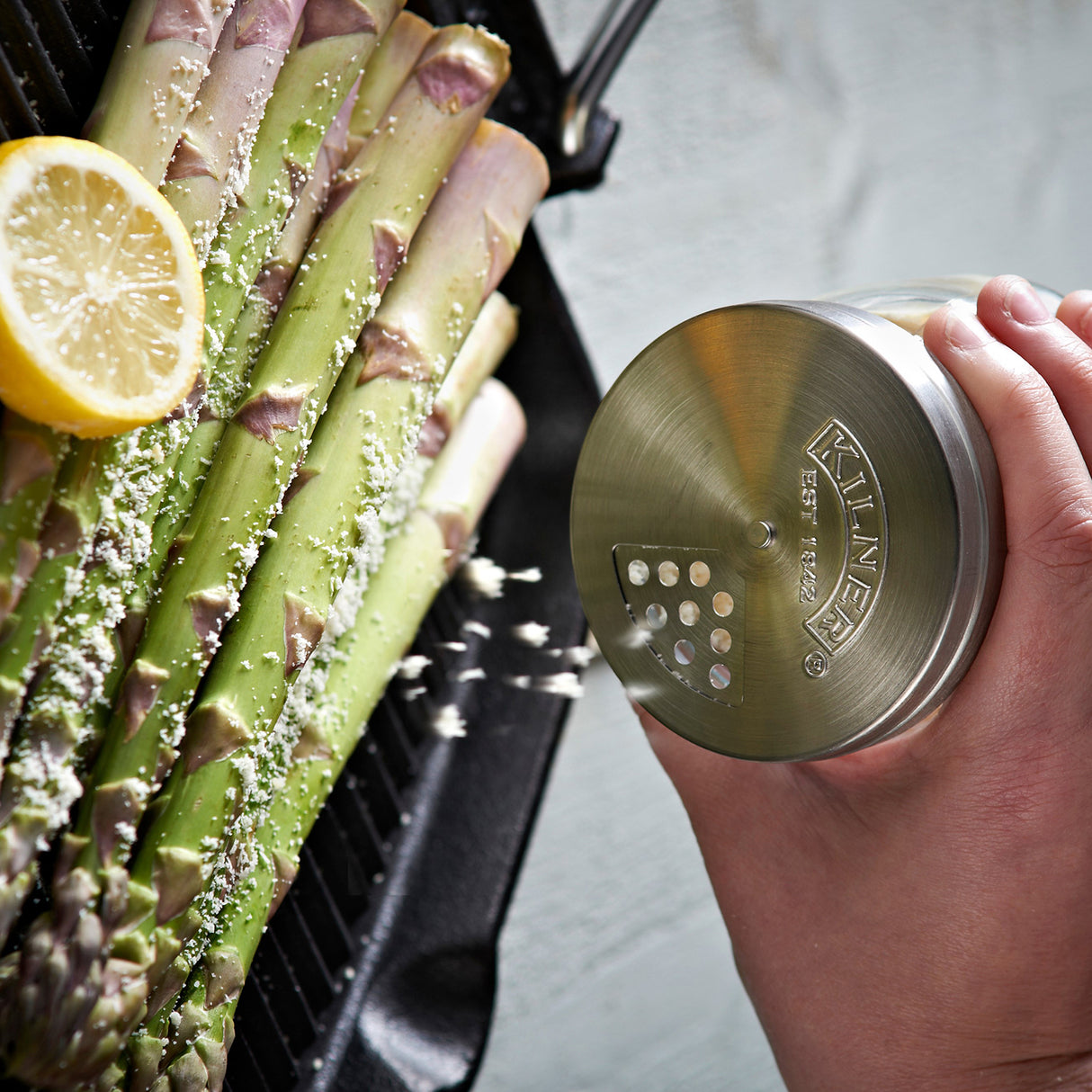 KILNER Streu-Gläschen aus Glas, transparent, 250 ml Fassungsvermögen, ideal zum Aufbewahren von Gewürzen oder Streugut