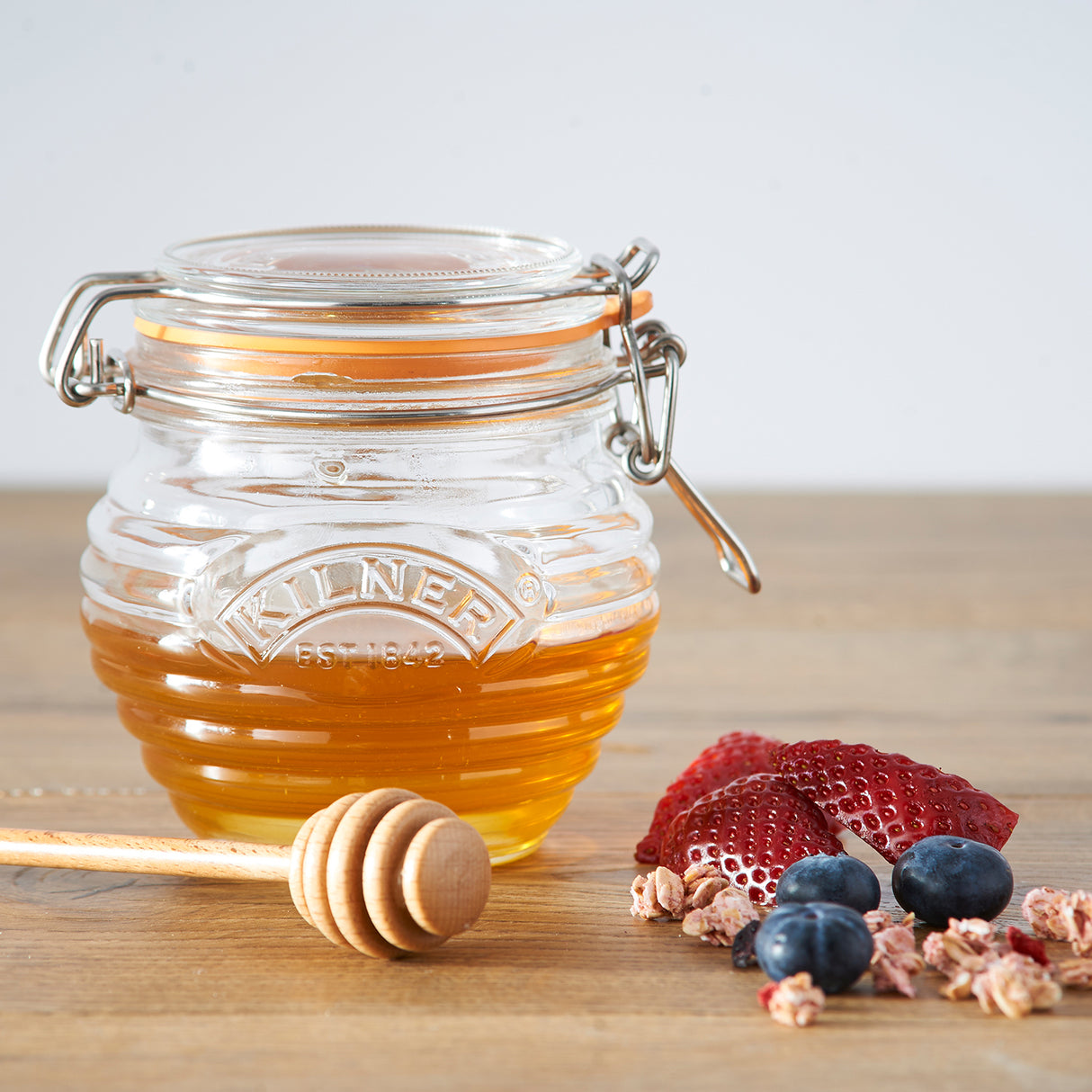 KILNER Honigtopf aus klarem Glas mit 400 ml Fassungsvermögen, ideal für Honig und Süßstoffe, auf weißem Hintergrund.