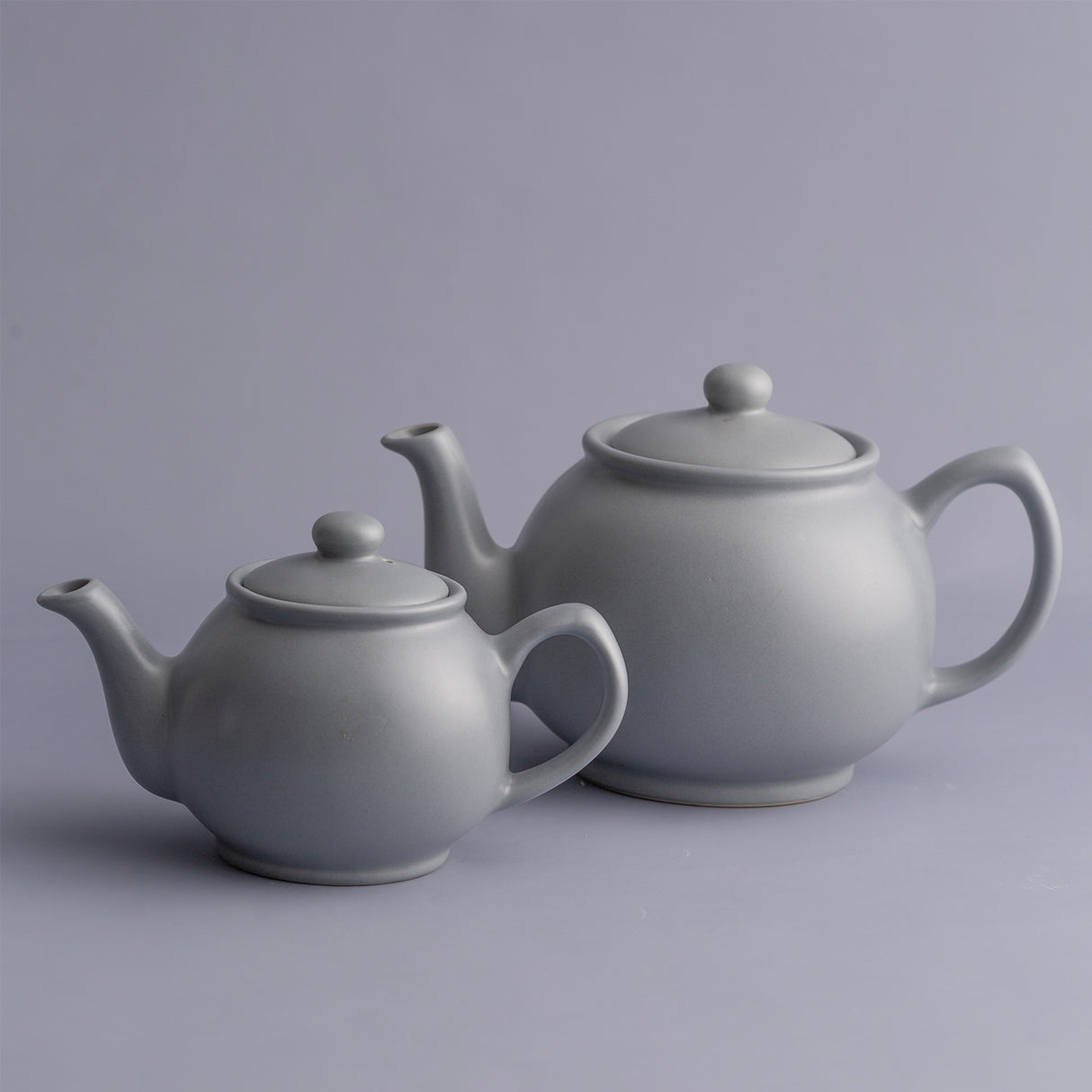 Graue Teekanne von PRICE & KENSINGTON aus Keramik, mit elegantem Design und Henkel, ideal für Tee-Servieren.