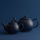 Blaue Teekanne von PRICE & KENSINGTON mit stilvollem Design, glatt glasiert, ideal für Teeliebhaber, auf weißem Hintergrund.