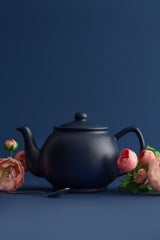 Blaue Teekanne von PRICE & KENSINGTON mit elegantem Design, aus Keramik gefertigt, auf weißem Hintergrund sichtbar