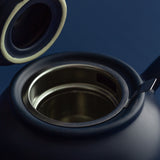 Blaue Teekanne von PRICE & KENSINGTON mit eleganter Form und Griff, ideal für Teezubereitung in der Küche.