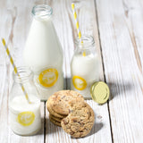 KILNER Milchflasche aus Glas, klare Milchflasche mit Schraubverschluss, ideal für Milch und Getränke, auf weißem Hintergrund