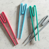 TYPHOON Rookie Sticks, bunte Kunststoff-Bunts, geeignet für Kinder, mit bunten, flexiblen Kunststoffstielen.