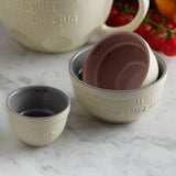 Weißes MASON CASH Messbecher-Set mit vier verschiedenen Größen, perfekt zum Abmessen beim Kochen und Backen.