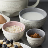 Weißes MASON CASH Messbecher-Set mit vier verschiedenen Größen, ideal zum Abmessen beim Kochen und Backen.